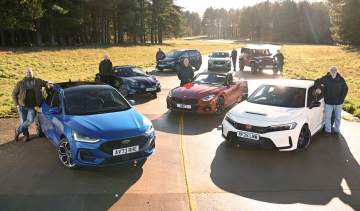 168体彩极速赛车官网入口® Auto Express team members standing with their favourite outgoing cars